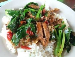 ข้าวราดผัดคะน้าปลากระป๋อง
