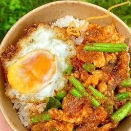 ข้าวผัดพริกแกงหมูชิ้น