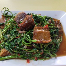 ผักกระเฉดผัดหมูกรอบ