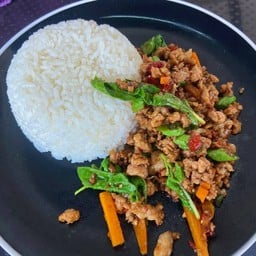 กะเพราไก่ชิ้น ราดข้าว