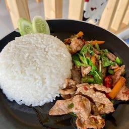 กะเพราเนื้อ ราดข้าว