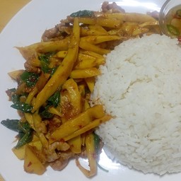 หน่อไม้ผัดพริกหมูชิ้นราดข้าว