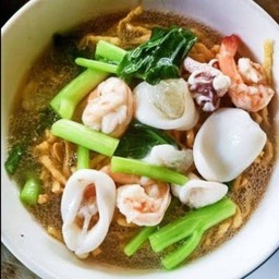 ราดหน้าเส้นหมี่กรอบทะเล