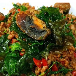 กระเพราไข่เยี่ยวม้าหมราดข้าว