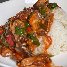 ผัดกระเพราปลากระป๋องราดข้าว