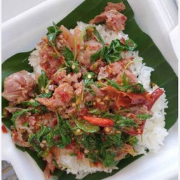 กระเพราแหนม&ไข่ดาว ราดข้าว