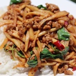 ข้าวกระเพราหน่อไม้หมูสับ