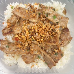 ข้าวหมูชิ้นคั่วพริกเกลือ