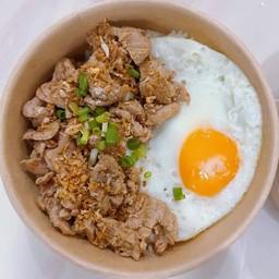 ข้าวหน้าหมูกะเทียมไข่ดาว+ซุป