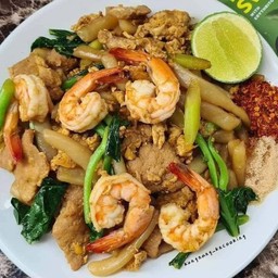 ผัดซีอิ๊วหมู กุ้ง ทะเล รวมมิตร