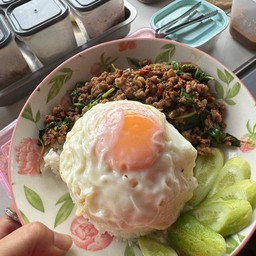 กะเพราไก่ หมู ราดข้าว