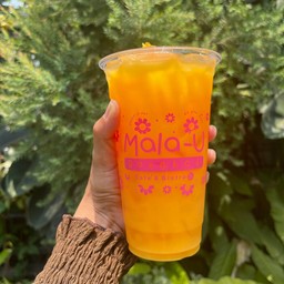 น้ำส้มคั้นสดผสมเนื้อส้มใส่แก้ว