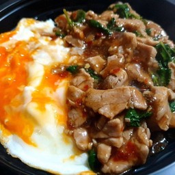 ข้าวไข่ข้นกะเพราหมูชิ้น