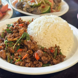 กะเพราหมูสับราดข้าว