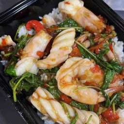 ผัดกระเพราทะเลราดข้าว