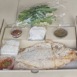 เมี่ยงปลาทับทิม เสิร์ฟด้วยผักสด เส้นหมี่ ขนมจีน พร้อมด้วยน้ำจิ้มรสเด็ดของทางร้าน+แถ้มฟรีโค่กกระป๋อง