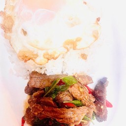 กระเพาเนื้อโคขุนไข่ดาว