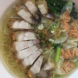 บะหมี่เกี๊ยวหมูกรอบ