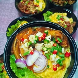 ข้าวชุดยำปลากระป๋อง ไข่ข้น ,ไข่เจียว ไข่ต้มยางมะตูม