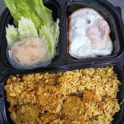 ข้าวผัดไส้อั่ว ไข่ดาว