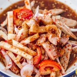 ยำยอดมะพร้าวหมูกรอบ