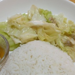 กะหล่ำปลีผัดน้ำปลาราดข้าว