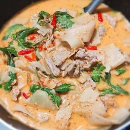 แกงคั่วกะทิหน่อไม้ดองหมูสามชั้น ไก่
