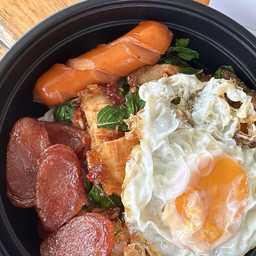 กะเพราหมูกรอบ+ไข่ดาว+กุนเชียง+ใส้กรอกไก่