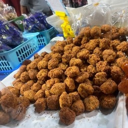 ข้าวเหนียวหมูทอด แม่ตุ้ย ตลาดทุ่งเจริญ
