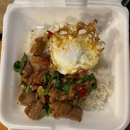 กะเพาหมูนุ่มไข่ดาว