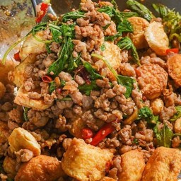 ผัดกะเพราหมูสับ+เต้าหู้ไข่ ราดข้าว
