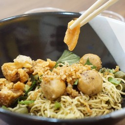 ก๋วยเตี๋ยวเรือแห้งหมูตุ๋น