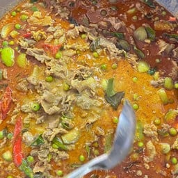 ข้าวราดแกงพะเเนงเนื้อ