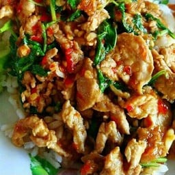 ข้าวกะเพราของแทร่ หนองบัวศาลา