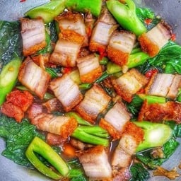 ข้าวคะน้าหมูกรอบ