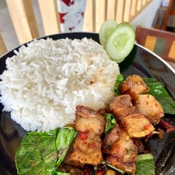 คะน้าหมูกรอบ ราดข้าว