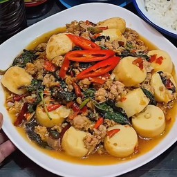 กระเพราหมูเต้าหู้ไข่ราดข้าว