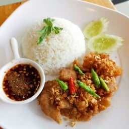 ข้าวหมูนุ่มทอดกระเทียมพริกสด