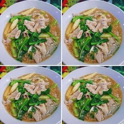 ราดหน้าหมู กุ้ง ทะเล