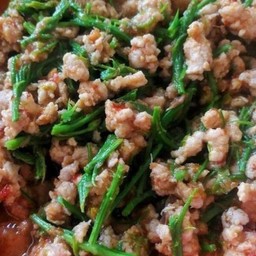 ชะอมผัดพริกแกงหมูสับ