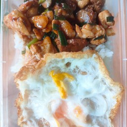 ผัดพริกเผาไก่ปนเครื่องในไข่ดาว