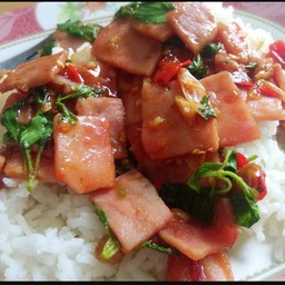 กะเพราเบค่อนราดข้าว