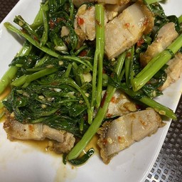 ผักบุ้งไฟแดงหมูกรอบ