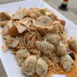 ยำ มาม่า  จริงจริง อร่อย (เลือกลูกชิ้น 3 อย่าง)