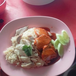 ข้าวมันไก่ + หมูแดง พิเศษ