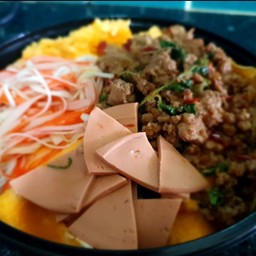 ข้าวไข่ข้นกะเพรา (หมูสับ+หมูยอ+ปูอัด)