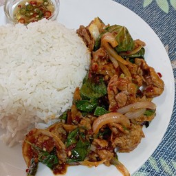 หมูชิ้นผัดพริกเผาราดข้าว
