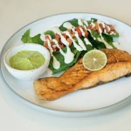 Aloha Salmon Steak + Avocado Sauce & Salad -  สเต็กปลาแซลมอล เสริฟคู่กับอโวคาโดซอสกับสลัด