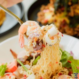 [อร่อยซ่ากับโค้ก] ยำมาม่า +  โค้ก ออริจินัล (ขวด) 