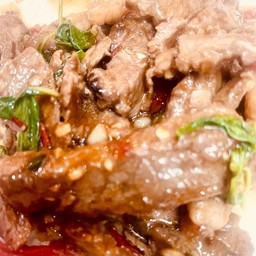 ข้าวราดกระเพาเนื้อโคขุน